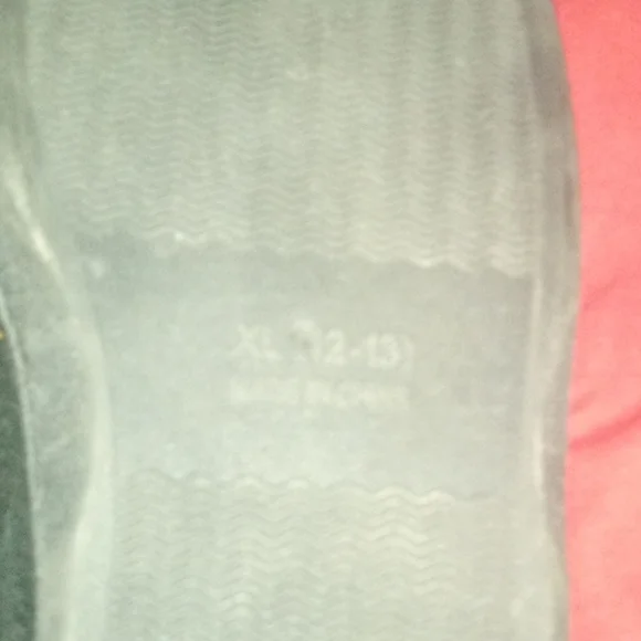 A pair of extra large slippers - Picture 4 of 4